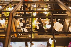 Vue supérieure des chefs et du personnel travaillant dans la cuisine ouverte image stock Vue supérieure des chefs et du personnel travaillant dans la cuisine ouverte image stock