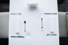 vue supérieure des couverts et des verres à vin disposés sur la table avec la nappe blanche photographie stock vue supérieure des couverts et des verres à vin disposés sur la table avec la nappe blanche photographie stock