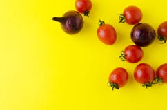 Vue supérieure des légumes sur le fond jaune lumineux Oignons, tomates fraîches sur le fond moderne image libre de droits Vue supérieure des légumes sur le fond jaune lumineux Oignons, tomates fraîches sur le fond moderne image libre de droits