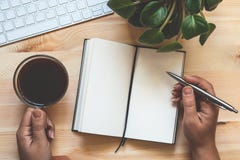 Vue supérieure des mains femelles avec du café et stylo et bloc-notes vide ouvert Vide ou faux pour la conception avec l'espace d photographie stock libre de droits Vue supérieure des mains femelles avec du café et stylo et bloc-notes vide ouvert Vide ou faux pour la conception avec l'espace d photographie stock libre de droits