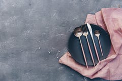 Vue supérieure des plats en céramique sur l'argenterie de toile et rustique images libres de droits Vue supérieure des plats en céramique sur l'argenterie de toile et rustique images libres de droits