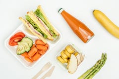 vue supérieure des sandwichs, fruits et légumes dans des gamelles photo stock vue supérieure des sandwichs, fruits et légumes dans des gamelles photo stock