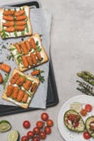 vue supérieure des sandwichs sains avec les carottes de bébé et l'arugula photos libres de droits vue supérieure des sandwichs sains avec les carottes de bébé et l'arugula photos libres de droits