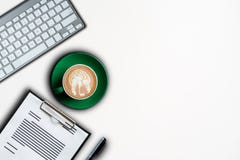 Vue supérieure Digital lançant le logiciel sur le marché de smartphone de médias image libre de droits Vue supérieure Digital lançant le logiciel sur le marché de smartphone de médias image libre de droits