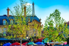 Vue sup?rieure du b?timent europ?en de style, du Tour Eiffel et des parapluies color?s dans le pavillon de la France chez Epoct e image libre de droits Vue sup?rieure du b?timent europ?en de style, du Tour Eiffel et des parapluies color?s dans le pavillon de la France chez Epoct e image libre de droits