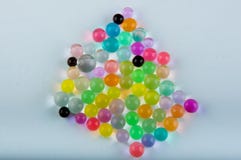 Vue supérieure Le tas des boules d'hydrogel s'étendent sur le fond blanc photos stock Vue supérieure Le tas des boules d'hydrogel s'étendent sur le fond blanc photos stock