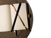 Vue supérieure ou vue ou concept plate d'organisateur ouvert avec le crayon noir se trouvant sur la protection grise ronde sur le photo libre de droits Vue supérieure ou vue ou concept plate d'organisateur ouvert avec le crayon noir se trouvant sur la protection grise ronde sur le photo libre de droits