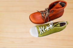 Vue supérieure sur les chaussures en cuir et les espadrilles photo stock Vue supérieure sur les chaussures en cuir et les espadrilles photo stock