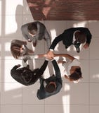 Vue supérieure un groupe d'hommes d'affaires avec leurs mains pliées ensemble photographie stock libre de droits Vue supérieure un groupe d'hommes d'affaires avec leurs mains pliées ensemble photographie stock libre de droits