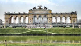 Vue sur Gloriette dans le palais de Schonbrunn, Vienne, Autriche photos libres de droits Vue sur Gloriette dans le palais de Schonbrunn, Vienne, Autriche photos libres de droits