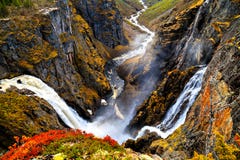 Vue sur la cascade et les falaises de Voringfossen à partir du dessus photos stock Vue sur la cascade et les falaises de Voringfossen à partir du dessus photos stock