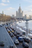 Vue sur la route sur le remblai de Moskvoretskaya et un gratte-ciel sur le remblai de Kotelnicheskaya images stock Vue sur la route sur le remblai de Moskvoretskaya et un gratte-ciel sur le remblai de Kotelnicheskaya images stock