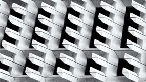 Vue urbaine de ville, construction urbaine, détails d'architecture et fragment dans le fragment noir et blanc et construisant images stock Vue urbaine de ville, construction urbaine, détails d'architecture et fragment dans le fragment noir et blanc et construisant images stock