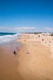 Vue verticale de au-dessus de la plage sablonneuse large du Huntington Beach la Californie montrant beaucoup de touristes, comme photo stock Vue verticale de au-dessus de la plage sablonneuse large du Huntington Beach la Californie montrant beaucoup de touristes, comme photo stock