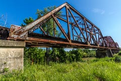 Vue à angles d'une voie de train et d'un plan rapproché d'un vieux pont de botte iconique. images libres de droits Vue à angles d'une voie de train et d'un plan rapproché d'un vieux pont de botte iconique. images libres de droits