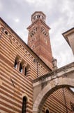 Vue à la côte de Palazzo della Ragione et de della d'Arco à Vérone, Italie photo stock Vue à la côte de Palazzo della Ragione et de della d'Arco à Vérone, Italie photo stock