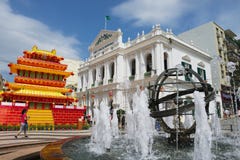 Vue à la fontaine devant le bâtiment de Santa Casa Da Misericordia au centre historique de Macao, Chine photo libre de droits Vue à la fontaine devant le bâtiment de Santa Casa Da Misericordia au centre historique de Macao, Chine photo libre de droits