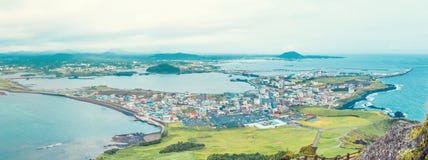Vue à la vallée à partir du dessus même de la montagne célèbre de Seongsan un jour venteux au rivage de l'île de Jeju - Corée du Image stock Vue à la vallée à partir du dessus même de la montagne célèbre de Seongsan un jour venteux au rivage de l'île de Jeju - Corée du Image stock