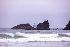Vue éloignée au phare de Tillamook du parc d'état d'Ecola, Orégon photos libres de droits Vue éloignée au phare de Tillamook du parc d'état d'Ecola, Orégon photos libres de droits