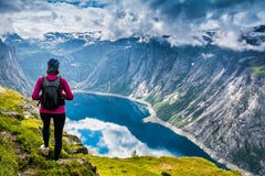 Vue étonnante de nature sur le chemin à Trolltunga Emplacement : Scandina Photographie stock libre de droits Vue étonnante de nature sur le chemin à Trolltunga Emplacement : Scandina Photographie stock libre de droits