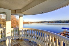 Vue étonnante du Lac Washington du balcon supérieur Photographie stock Vue étonnante du Lac Washington du balcon supérieur Photographie stock