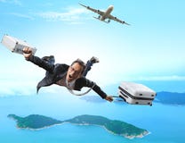 Vuelo loco del hombre de negocios del avión de pasajeros con la cartera fotografía de archivo Vuelo loco del hombre de negocios del avión de pasajeros con la cartera fotografía de archivo