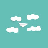 Vuelo plano de papel con las nubes y el arte de papel a del diseño plano del espacio stock de ilustración Vuelo plano de papel con las nubes y el arte de papel a del diseño plano del espacio stock de ilustración