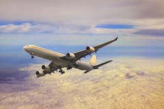 Vuelo plano del avión de pasajeros sobre la nube imagen de archivo libre de regalías Vuelo plano del avión de pasajeros sobre la nube imagen de archivo libre de regalías