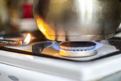 Vuelta ascendente cercana del encendedor de gas en la estufa de gas en casa para cocinar la comida f imagenes de archivo Vuelta ascendente cercana del encendedor de gas en la estufa de gas en casa para cocinar la comida f imagenes de archivo