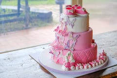 Vuistcake voor een kleine verjaardag van het babymeisje voor het vieren van doopsel - roze sugarpaste gelaagd cakeontwerp geen me stock afbeelding Vuistcake voor een kleine verjaardag van het babymeisje voor het vieren van doopsel - roze sugarpaste gelaagd cakeontwerp geen me stock afbeelding