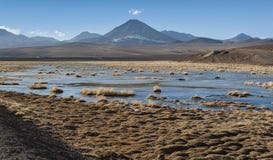 Vulcão ativo Putana igualmente conhecido como Jorqencal ou Machuca perto de Vado Rio Putana no deserto de Atacama, o Chile foto de stock Vulcão ativo Putana igualmente conhecido como Jorqencal ou Machuca perto de Vado Rio Putana no deserto de Atacama, o Chile foto de stock