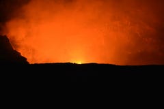 Vulcão na noite com lava e fumo imagem de stock Vulcão na noite com lava e fumo imagem de stock