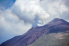 Vulkanischer Rauch, der einen aus der Krater von Mt Stromboli herauskommt Vulkanischer Rauch, der einen aus der Krater von Mt Stromboli herauskommt