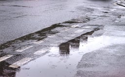 Vulklei van water op een overstroomde weg in het Verenigd Koninkrijk royalty-vrije stock afbeelding Vulklei van water op een overstroomde weg in het Verenigd Koninkrijk royalty-vrije stock afbeelding