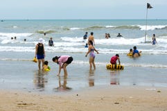 Vung Tau, Vietname - 29 de janeiro de 2018: Famílias vietnamianas que jogam na praia em Vung Tau, Vietname fotografia de stock royalty free Vung Tau, Vietname - 29 de janeiro de 2018: Famílias vietnamianas que jogam na praia em Vung Tau, Vietname fotografia de stock royalty free