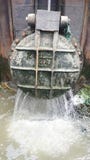 Vuoti l'acqua nel fiume fotografia stock Vuoti l'acqua nel fiume fotografia stock