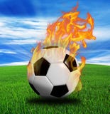 Vurige voetbalbal op gras vector illustratie Vurige voetbalbal op gras vector illustratie