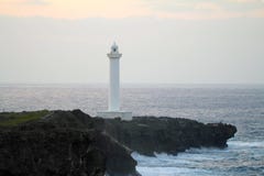 Vuurtorenkaap Zampa, Yomitan-Dorp, Okinawa Japan bij Zonsondergang stock foto Vuurtorenkaap Zampa, Yomitan-Dorp, Okinawa Japan bij Zonsondergang stock foto