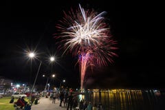Vuurwerk die in de nachthemel knallen over een haven royalty-vrije stock afbeelding Vuurwerk die in de nachthemel knallen over een haven royalty-vrije stock afbeelding
