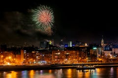 Vuurwerk in Novi Sad, Servië Nieuwjaar` s vuurwerk royalty-vrije stock fotografie Vuurwerk in Novi Sad, Servië Nieuwjaar` s vuurwerk royalty-vrije stock fotografie