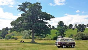 VW Camper Couple Picnic Under a Tree stock photography VW Camper Couple Picnic Under a Tree stock photography