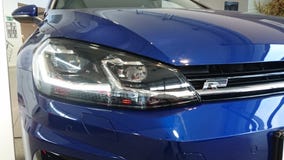 VW-Golf VII 7 R geleid hoofd licht detail royalty-vrije stock foto VW-Golf VII 7 R geleid hoofd licht detail royalty-vrije stock foto
