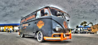 VW Kombi dipinto in Harley Davidson Colors Fotografie Stock VW Kombi dipinto in Harley Davidson Colors Fotografie Stock