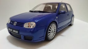 Vw играет в гольф автомобиль люка R32 Mk IV горячий стоковая фотография rf Vw играет в гольф автомобиль люка R32 Mk IV горячий стоковая фотография rf