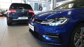 Vw играет в гольф линию r горячий хэтчбек в выставочном зале стоковое изображение rf Vw играет в гольф линию r горячий хэтчбек в выставочном зале стоковое изображение rf