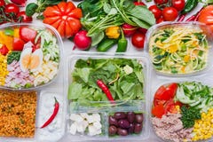 Vária salada saudável em pacotes plásticos para o almoço da dieta, vista superior Limpe o alimento biológico fotografia de stock royalty free Vária salada saudável em pacotes plásticos para o almoço da dieta, vista superior Limpe o alimento biológico fotografia de stock royalty free