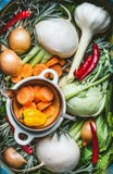 Vários ingredientes regionais sazonais orgânicos dos vegetais, condimento fresco e vegetais de raiz para o alimento ou o vegetari Imagens de Stock Royalty Free Vários ingredientes regionais sazonais orgânicos dos vegetais, condimento fresco e vegetais de raiz para o alimento ou o vegetari Imagens de Stock Royalty Free