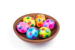 Vários ovos da páscoa pintados da galinha na bacia de madeira no branco imagem de stock Vários ovos da páscoa pintados da galinha na bacia de madeira no branco imagem de stock