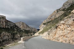 Väg i Corbieres, Frankrike fotografering för bildbyråer Väg i Corbieres, Frankrike fotografering för bildbyråer