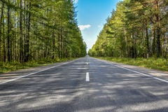 Väg till Severouralsk i sommar arkivbild Väg till Severouralsk i sommar arkivbild